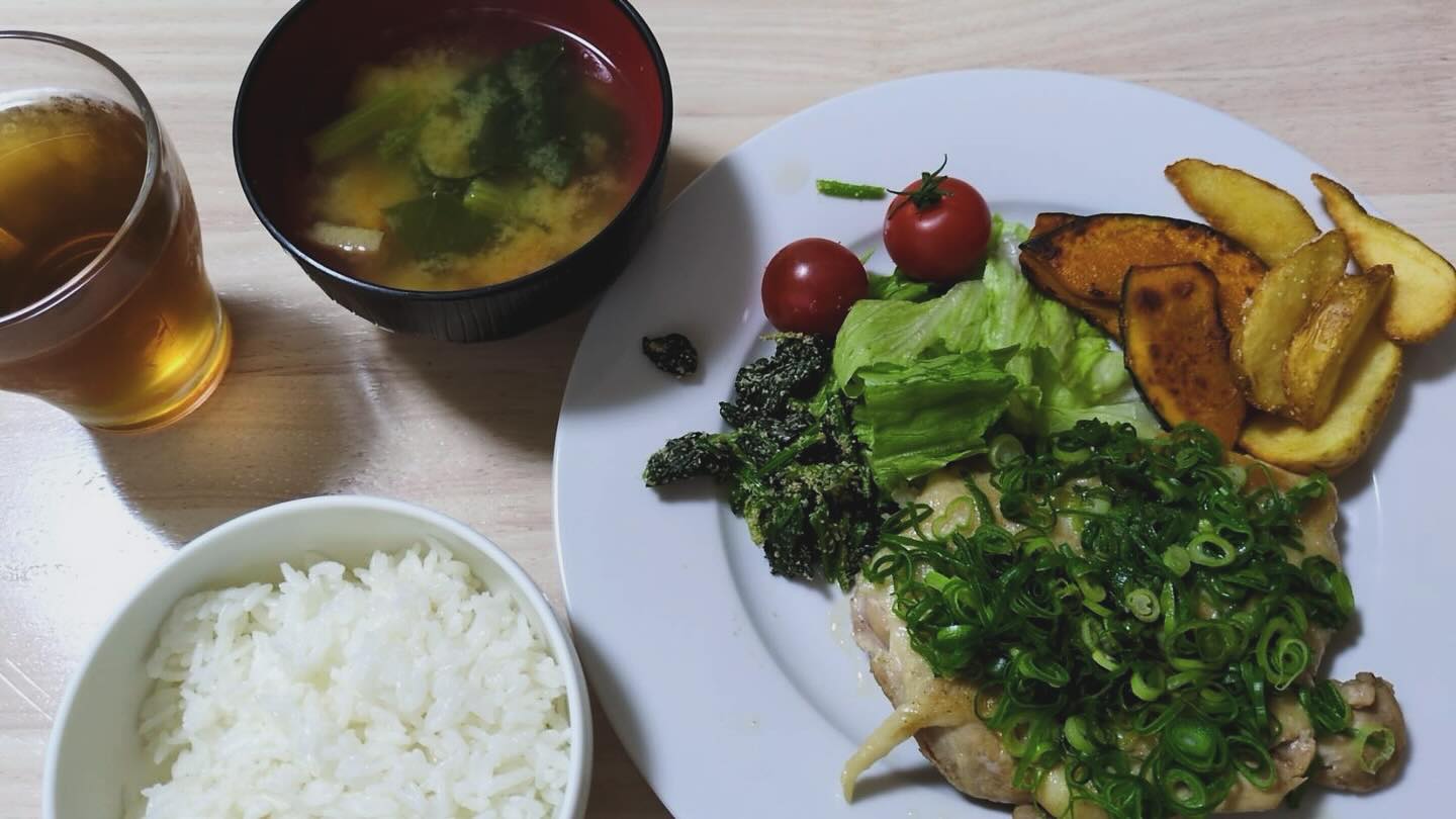 こちらもある日の晩ご飯🍴

利用者さんの中に、料理をするのがお好きな方もおられます😊
スタッフの見守りの中、ポテトを揚げてくださいました👏

お皿を並べたりお茶を入れたりと、率先してお手伝いしてくれる利用者さんもいます😊
優しいスタッフのお手伝いをしたく、スタッフの側をウロウロされる方もいます😊

共同生活って大変な部分ももちろんありますが、
とっても居心地良く、一緒にご飯を食べられる喜びを感じれたりもします🏠

江井ヶ島店のほうは
まだ空きがありますので体験、見学お待ちしております🍀

 #グループホームらくらす
 #障がい者用グループホーム
 #らくらす飯
 #スタッフ飯
 #スタミナ飯
 #美味しいって幸せ
 #共同生活支援
 #就労支援