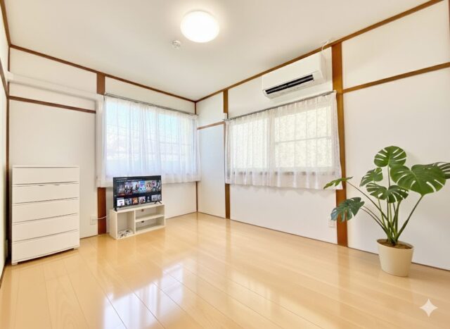 10/1
らくらす3号店OPEN！

各お部屋、テレビ、エアコン、カーテンついております🙇‍♀️
新たに買う必要も、サイズの合わないカーテンを付ける必要もございません🙇‍♀️

もちろん、Netflix、WiFiも完備しております📺
スマートテレビなので地デジもYouTubeも見れます😊

お仕事から帰ってこられたり休日など、お部屋でのんびり映画を見るのもまた楽しみのひとつになります🍀

見学、体験お待ちしております🏠
お気軽にお問い合わせください🙇‍♀️

 #グループホームらくらす
 #共同生活支援
 #明石グループホーム
 #らくらす
 #精神障害
 #知的障害
 #手作りご飯
 #スタッフ飯
 #海の見える家