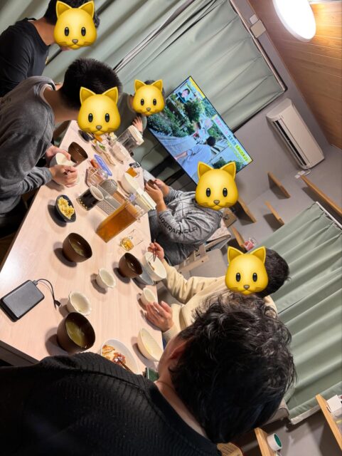 久しぶりの投稿です🏠
らくらす2号店、ただ今満室になっております🙇‍♀️
10代～30代の利用者さん達が、毎日和気あいあいと過ごしてくれています。

お互いの話を聞いたり喋ったりしながら、
「あの人も頑張ってるし、僕もがんばろー」と、他の利用者さんの生活を見ながら、刺激とやる気をもらいお互いに支え合っているホームに自然となっています🥺

皆さんがそれぞれの壁にぶつかり、それを乗り越えようと切磋琢磨されている姿に、訪ねる度に毎回こちらが元気を貰い、「私もがんばろう！」と力をもらいます。

風邪などに気をつけて過ごしてください🙇‍♀️

3号店も体験など多数お越しくださり、残り1室となっております。
10/1に3号店がOPENしてバタバタの1ヶ月半。
多方面にご迷惑をおかけしつつ、利用者の皆さん、スタッフの皆さんに励まされて支えられています。
「グループホームらくらす」を通して学ぶ事が多く、学んだ分、利用者さん達により良いホームになるよう、これからも精進してまいります。
どうぞ宜しくお願いいたします🙇‍♀️

 #グループホームらくらす
 #らくらす
 #楽に暮らすらくらす
 #明石市グループホーム
 #共同生活支援
 #スタッフ飯
 #手作りご飯