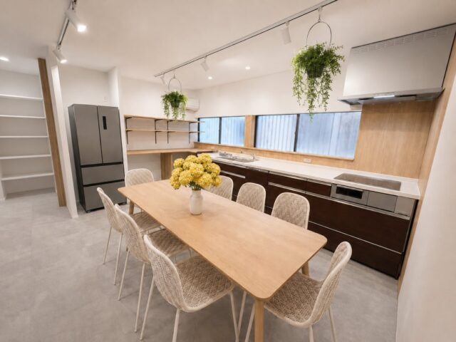 らくらす魚住店は
JR魚住駅から徒歩5分ととても便利なところにあります🏠
⁡
8名でも混雑しないよう、洗面は2台あります🍀
洗濯機渋滞や
お風呂渋滞が起きないよう、
洗濯機も2台、
お風呂もシャワー室と浴室が1つずつあります🌈
⁡
みんなでゆっくり手作りのご飯が食べれるようダイニングも広くなっております😊
⁡
皆さんが楽に暮らせるお手伝いが少しでもできたらと思います🏡
⁡
 #グループホームらくらす
 #共同生活援助
 #手作りご飯
 #スタッフ飯
 #明石市グループホーム